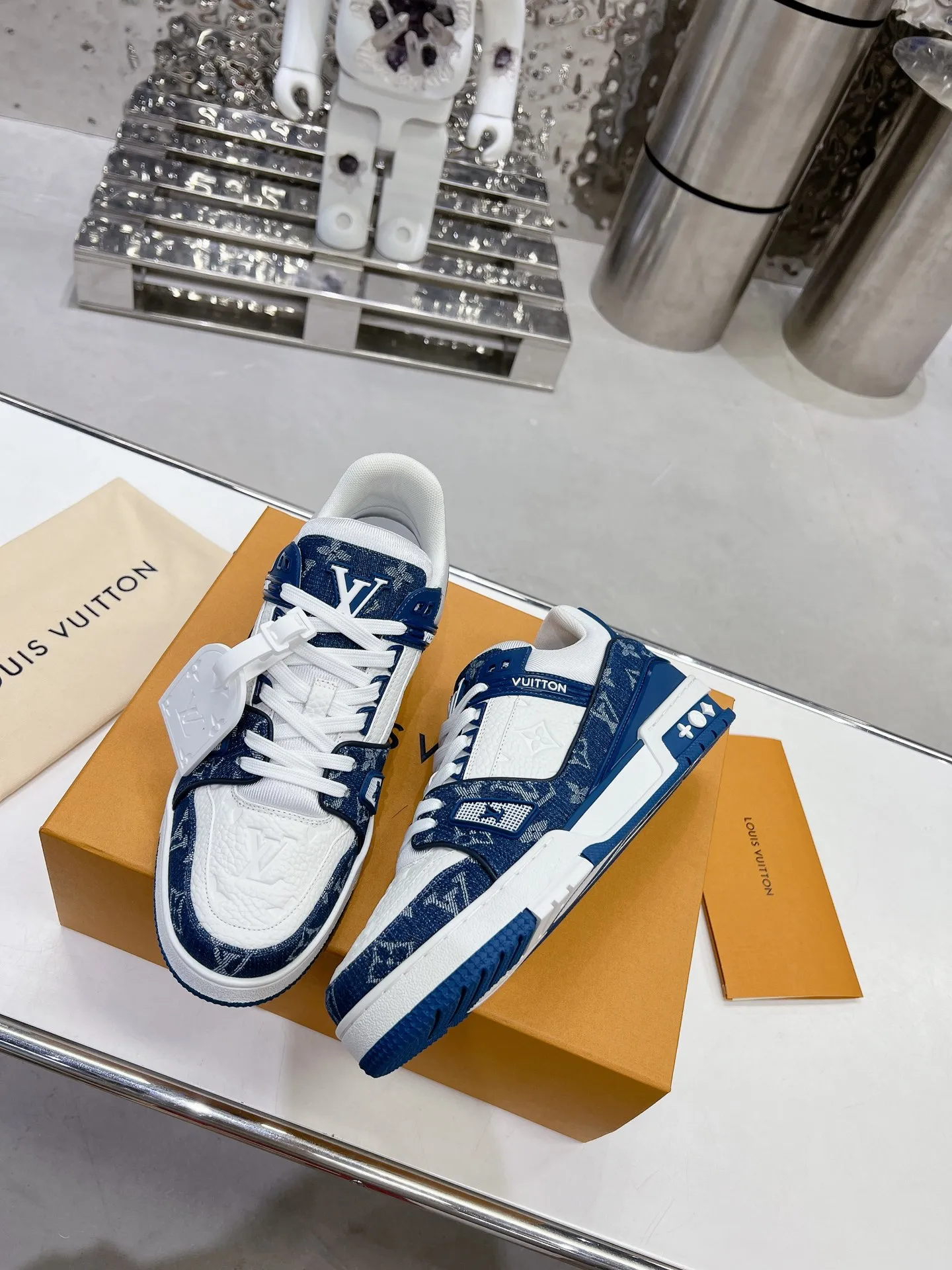 👟👟Ex-factory price 840👟👟 Women's Shoes Factory LV top version 2023 new model Purchasing quality LV~Louis Vuitton Lv TRAINER's best-looking sneakers, Donkey Brand strongly promotes new products, official website limited edition retro basketball sneakers! Both high-cut and low-cut products cost money to purchase an accurate 1:1 replica of the original version. The details are invincible and full of sincerity. The imported and customized original cowhide leather is the same as the original version. The details are 100% restored. The private model customizes the original one-piece T👟👟 ex-factory price U outsole. It is different from other brands. Without the original version, this effect cannot be achieved!    Men's and women's models 35-40 39-45 (45 and 46 are customized and cannot be returned or exchanged)
